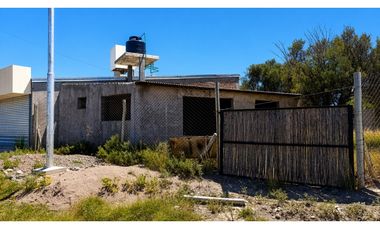 Terreno en venta con construcción sobre Av. Roca 2500