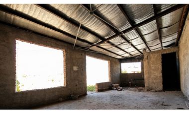 Terreno en venta con construcción sobre Av. Roca 2500