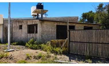 Terreno en venta con construcción sobre Av. Roca 2500