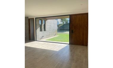 Casa a estrenar en Costa Esmeralda. Piscina. 4 dormitorios.Deportiva