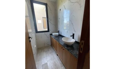 Casa a estrenar en Costa Esmeralda. Piscina. 4 dormitorios.Deportiva