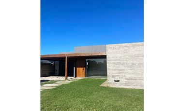 Casa a estrenar en Costa Esmeralda. Piscina. 4 dormitorios.Deportiva