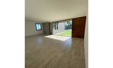 Casa a estrenar en Costa Esmeralda. Piscina. 4 dormitorios.Deportiva