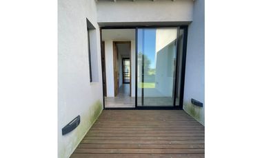 Casa a estrenar en Costa Esmeralda. Piscina. 4 dormitorios.Deportiva