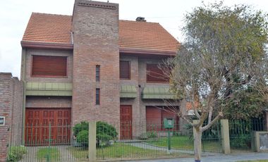 CASA VENTA 5 AMB CON PARQUE Y PARRILLA, QUILMES