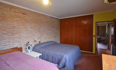 CASA VENTA 5 AMB CON PARQUE Y PARRILLA, QUILMES