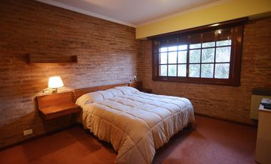 CASA VENTA 5 AMB CON PARQUE Y PARRILLA, QUILMES