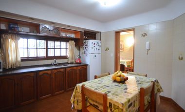 CASA VENTA 5 AMB CON PARQUE Y PARRILLA, QUILMES