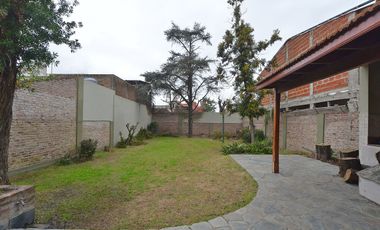 CASA VENTA 5 AMB CON PARQUE Y PARRILLA, QUILMES