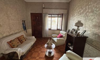 Casa en alquiler c/ cochera en Ramos Mejía