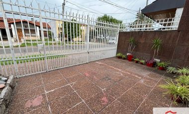 Casa en alquiler c/ cochera en Ramos Mejía