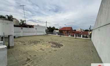 Casa en alquiler c/ cochera en Ramos Mejía