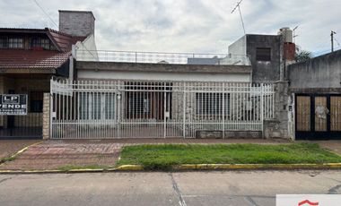 Casa en alquiler c/ cochera en Ramos Mejía
