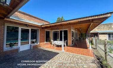 Casa 5 ambientes 181 m² en venta c/ cochera en Luis Guillón