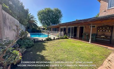 Casa 5 ambientes 181 m² en venta c/ cochera en Luis Guillón