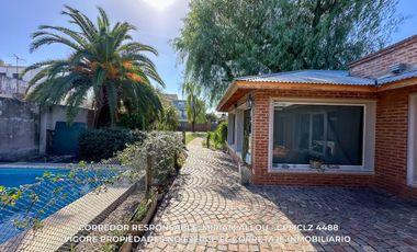 Casa 5 ambientes 181 m² en venta c/ cochera en Luis Guillón