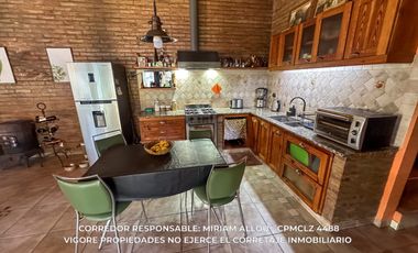 Casa 5 ambientes 181 m² en venta c/ cochera en Luis Guillón