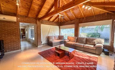 Casa 5 ambientes 181 m² en venta c/ cochera en Luis Guillón