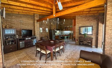 Casa 5 ambientes 181 m² en venta c/ cochera en Luis Guillón