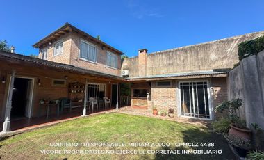 Casa 5 ambientes 181 m² en venta c/ cochera en Luis Guillón