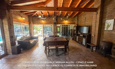 Casa 5 ambientes 181 m² en venta c/ cochera en Luis Guillón