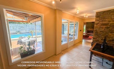 Casa 5 ambientes 181 m² en venta c/ cochera en Luis Guillón