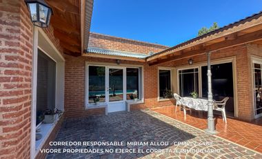 Casa 5 ambientes 181 m² en venta c/ cochera en Luis Guillón