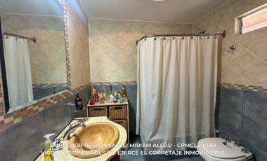 Casa 5 ambientes 181 m² en venta c/ cochera en Luis Guillón