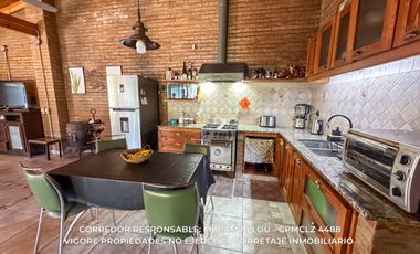 Casa 5 ambientes 181 m² en venta c/ cochera en Luis Guillón