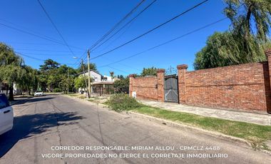 Casa 5 ambientes 181 m² en venta c/ cochera en Luis Guillón