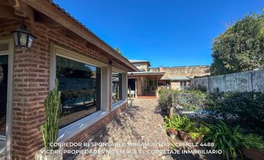 Casa 5 ambientes 181 m² en venta c/ cochera en Luis Guillón