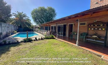 Casa 5 ambientes 181 m² en venta c/ cochera en Luis Guillón