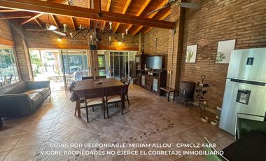 Casa 5 ambientes 181 m² en venta c/ cochera en Luis Guillón