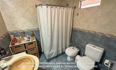 Casa 5 ambientes 181 m² en venta c/ cochera en Luis Guillón