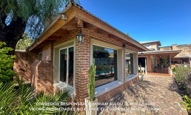 Casa 5 ambientes 181 m² en venta c/ cochera en Luis Guillón