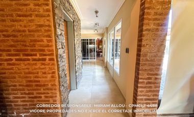 Casa 5 ambientes 181 m² en venta c/ cochera en Luis Guillón