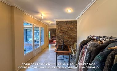 Casa 5 ambientes 181 m² en venta c/ cochera en Luis Guillón