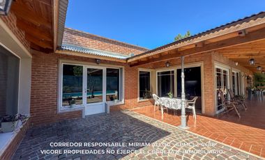 Casa 5 ambientes 181 m² en venta c/ cochera en Luis Guillón