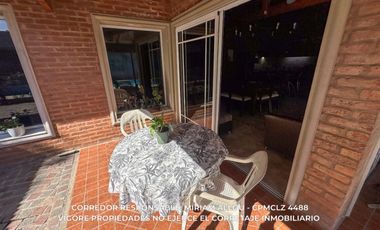 Casa 5 ambientes 181 m² en venta c/ cochera en Luis Guillón