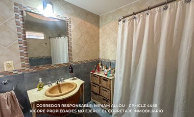 Casa 5 ambientes 181 m² en venta c/ cochera en Luis Guillón