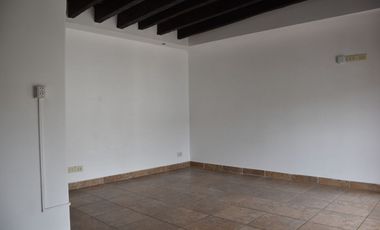 Monoambiente céntrico con balcón al frente y cocina equipada