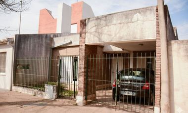 VENTA CASA 2 dormitorios - Barrio Norte.-