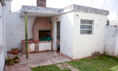 VENTA CASA 2 dormitorios - Barrio Norte.-