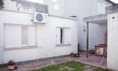 VENTA CASA 2 dormitorios - Barrio Norte.-
