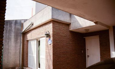 VENTA CASA 2 dormitorios - Barrio Norte.-