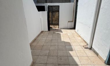 PH EN LANUS   C/ PATIO Y  TERRA  . EXC UBICACION