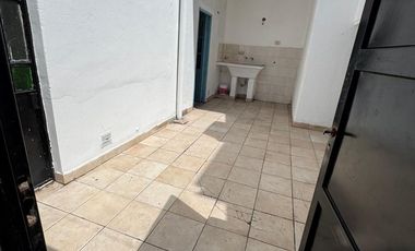 PH EN LANUS   C/ PATIO Y  TERRA  . EXC UBICACION