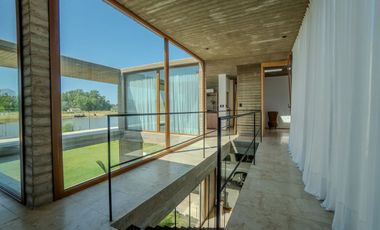 CASA EN VENTA EN AREA 60 CON VISTA A LA LAGUNA