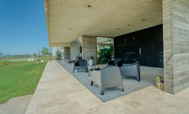 CASA EN VENTA EN AREA 60 CON VISTA A LA LAGUNA