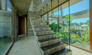 CASA EN VENTA EN AREA 60 CON VISTA A LA LAGUNA